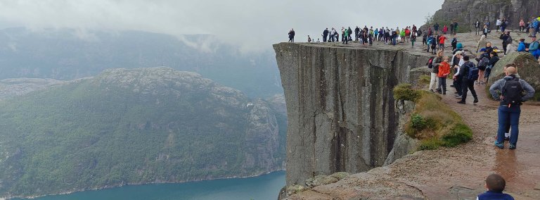 People at Preikestolen.